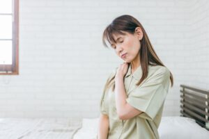 【肩こりの悩み】肩こりの原因と改善ポイントとは?